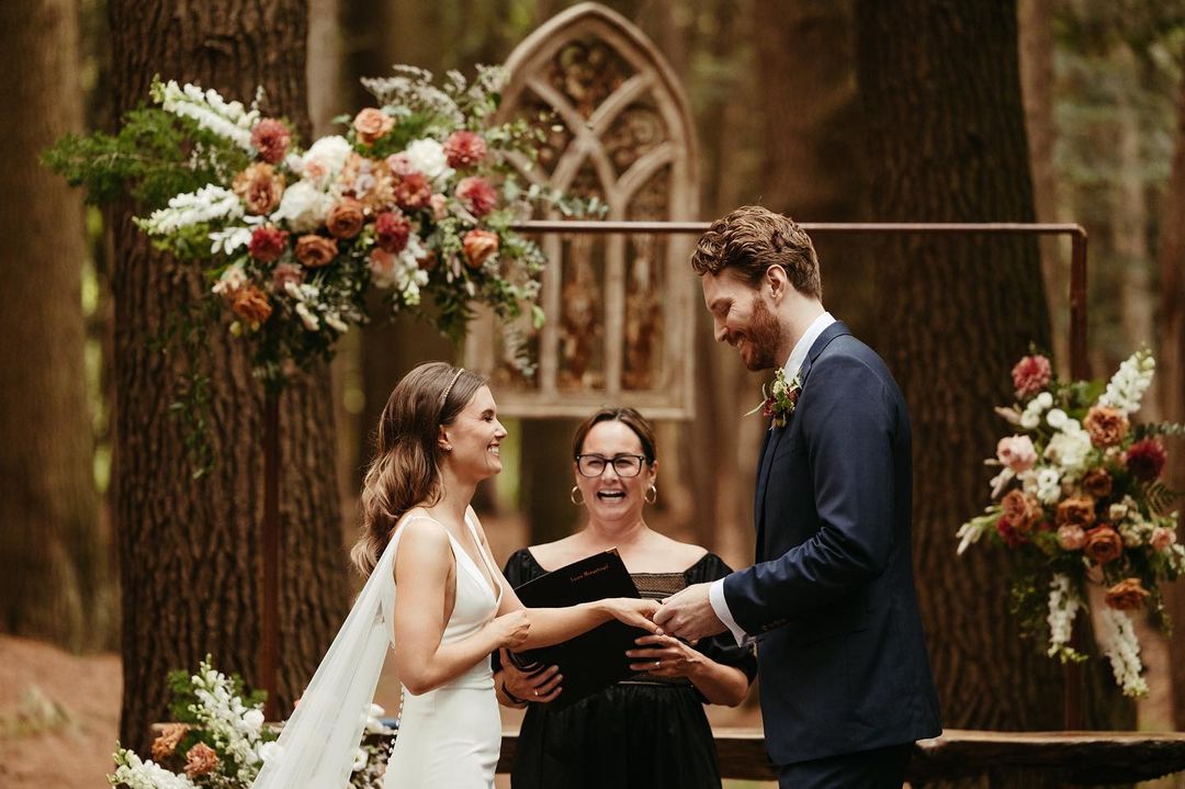 how-much-to-pay-an-officiant-friend-a-comprehensive-guide-for-budget